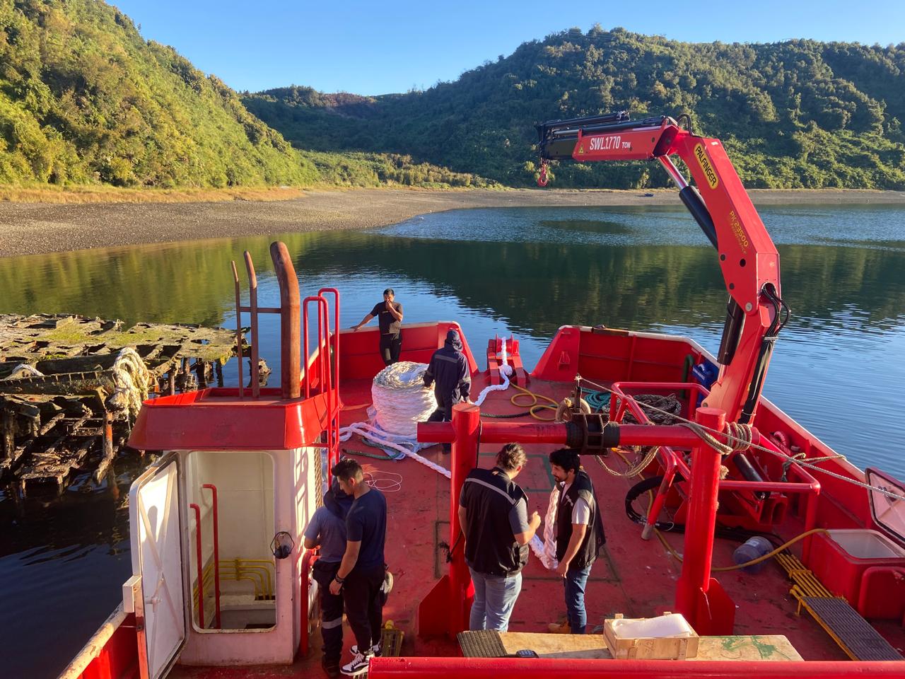 Equipo técnico trabajando en terreno