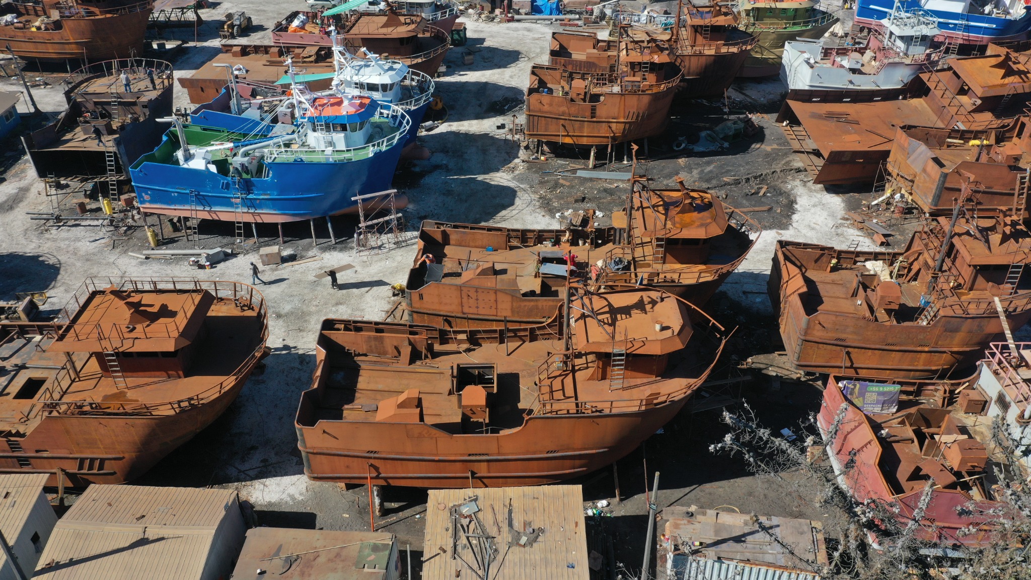 Vista aérea de embarcaciones en construcción en astillero